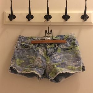 Women’s jean shorts ripped edges